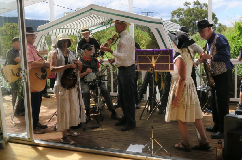 IMG_1657_HSB_at_wedding_in_Snug(trimmed,compressed)